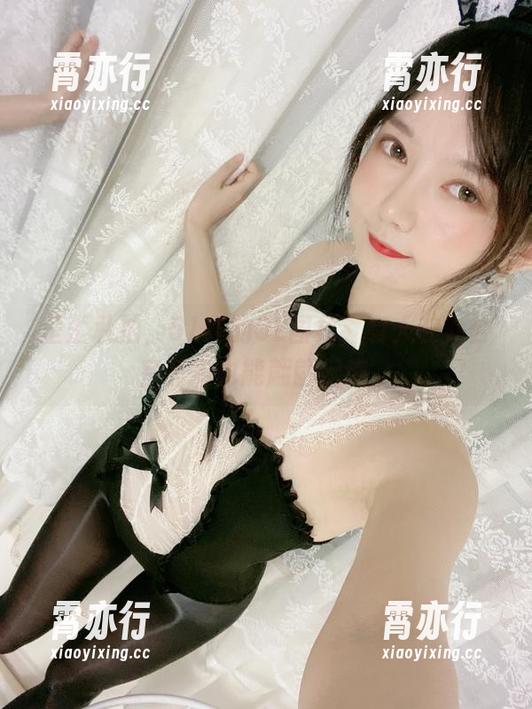 歪歪私拍，51酱的OL图集，有人在办公室其实也能翩翩起舞。