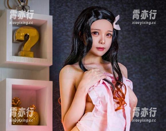 Hachi小芭 不得不说,Hachi小芭的泳装作品挺让人目不转睛的,尤其是那一抹色彩。