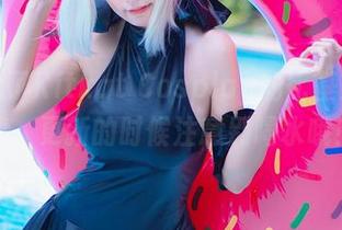 我看到了Kitkat Cosplay的比基尼写真集，更新的时候注意别喝水哦！