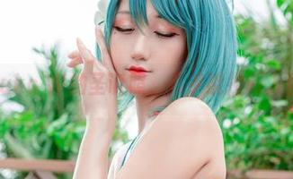 这组Kuuko W的圣诞照，几乎能控制人果断转发