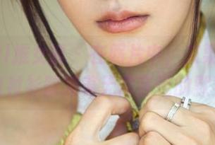 TuiGirl推女郎 - 在照片中，艾栗栗和她的白衬衫散发着无需言说的默契。