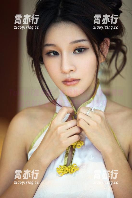 TuiGirl推女郎 - 在照片中,艾栗栗和她的白衬衫散发着无需言说的默契。