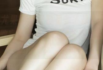 UGirls尤果网 - 写真看多了总要乏味，结果却被教室的蓝色桌椅和陈雅漫的白裙子迷得一愣一愣的。