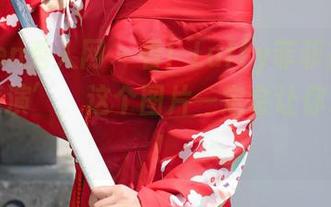 Xiuren秀人网 - 看！Luffy菲菲在皮衣里‘表演’，这个图片一定会让你乐出声！