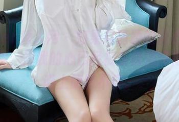 Xiuren秀人网 - 如果何嘉颖的甜心全套是基调，那我的心已经被乐谱演绎得五线谱上旋转不停。