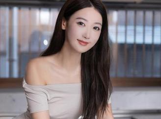 Xiuren秀人网 - 图片更新预警，小海臀Rena的美足再一次挑战我的审美极限，这新的一组好迷人！