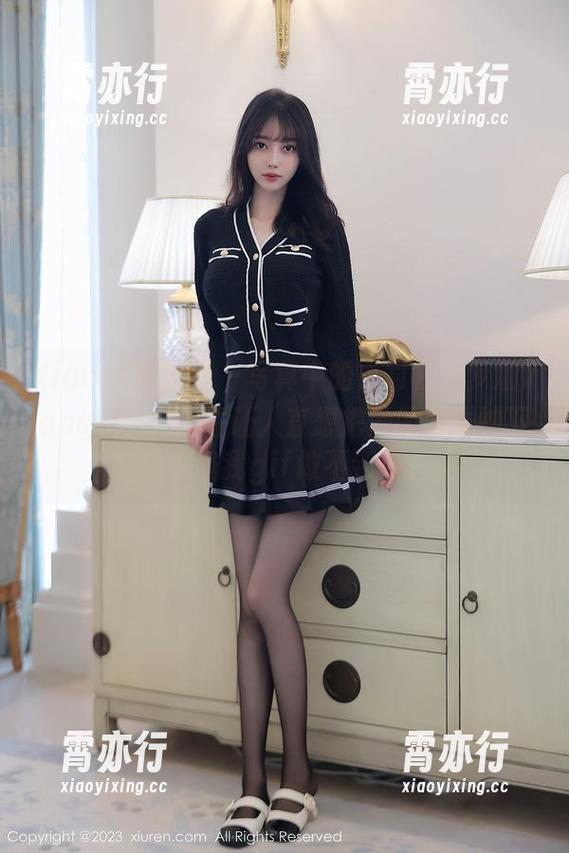 Xiuren秀人网-梦娜Vanessa Xiuren秀人网 - 写真中的白衬衫,梦娜Vanessa的随性让人直想把她的方式抄下来,但我gif做不到啊。