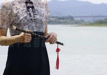 初夏女神 - 依依图包里的每一帧走走拍拍，随意中透着让人咋舌的暧昧感。