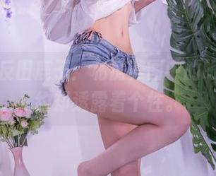 来看千反田鹿子：私房美图中的眼镜，简约却透露着个性。