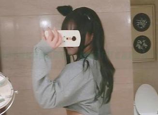 看夏鸽鸽不想起床的私房写真，恍惚间只盯着那双脚看了半天…