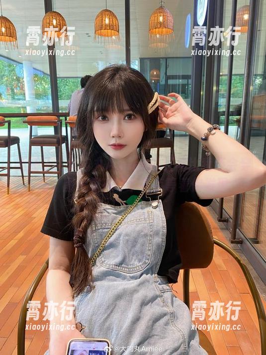 大肉丸Amiee 更新了!大肉丸Amiee的红裙比我还会穿搭,图片里703个看点等着你发现