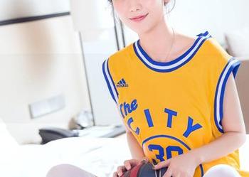 头条女神 - 王竹的图片里，丝袜不再只是个配件？