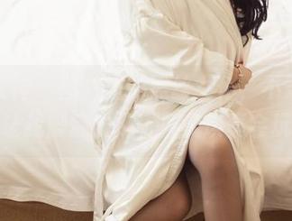 头条女神 - 图片里的黑丝女仆，不知会不会让我脚底发麻，童安琪真会玩！