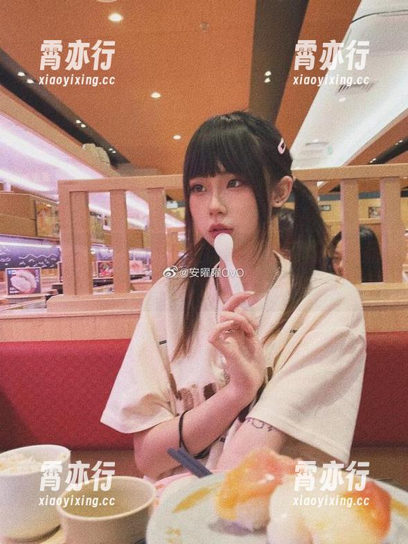 安曜曜，你这身套装让我双眼闪烁，作品里的每个细节都值得品味