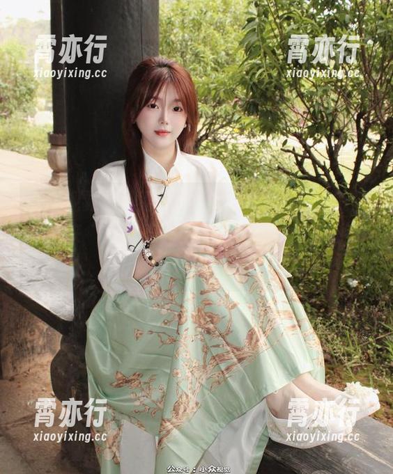 小众视觉-小薯条 小众视觉 - 小薯条黑色套图,脑海里忽然蹦出来“冷酷美女”这个词,不过似乎没那么严肃...