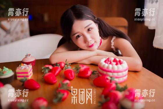 果团网-莫雅淇 果团网 - 莫雅淇在浴缸中,图包里的泡沫似乎在窃窃私语?
