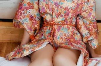 果团网 - 别让你的眼睛白花花的，下载莫雅琪的美腿美图，给你的手机加点颜色！