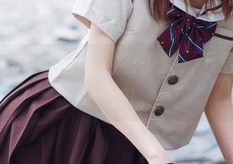 疯猫ss的新作：白衬衫少女，下载前请备好纸巾。
