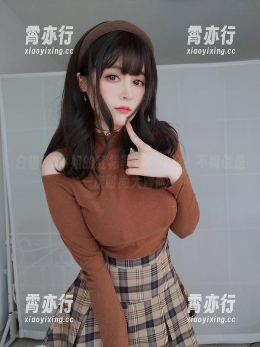 白银81小姐的红裙写真：优雅？不如说是一次时尚大冒险！