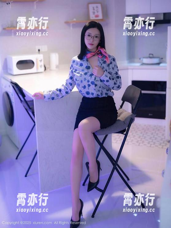 秀人网-萌汉药baby很酷 秀人网 - 红裙少女萌汉药baby很酷:一张原图,两种照片,游戏开始!
