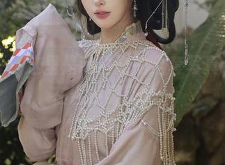 秀人网 - 这里是萌白酱的全套写真，吊带在召唤眼球哟～