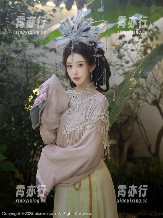 秀人网 - 这里是萌白酱的全套写真,吊带在召唤眼球哟~