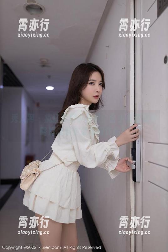 秀人网-金小依 秀人网 - 疯狂职场小黑裙:金小依带你领略她的职业装福利作品!