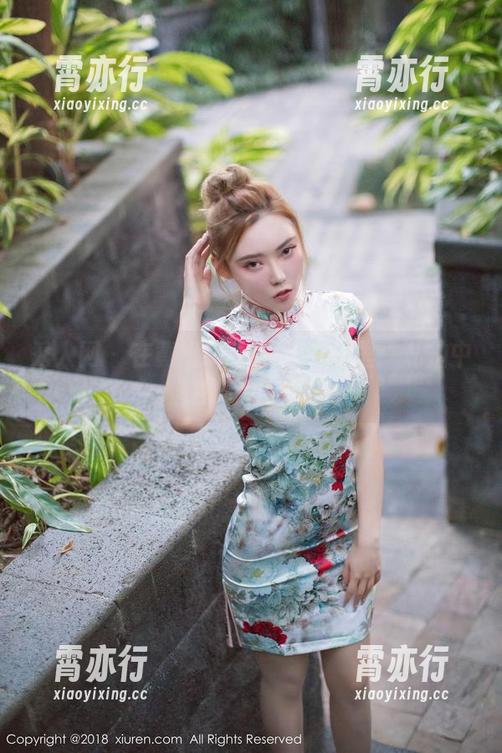 秀人网-黄婧GIGI 秀人网 - 在黄婧GIGI的连衣裙里:私拍中悄然流动的情感