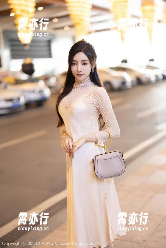 语画界 - 小热巴在运动场上的写真,结果风把我帅晕了!
