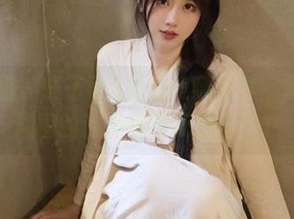 微密圈 - 轩子巨2兔的美腿写真，简直让周围的沙发都要反思自己。