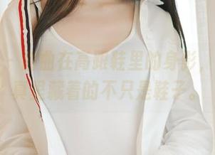 轰趴猫 - 曲曲在高跟鞋里的身影，定制写真里藏着的不只是鞋子。