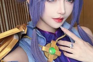 原图中的露儿大魔王，穿着礼服犹如刚从逗比王国回来的公主。