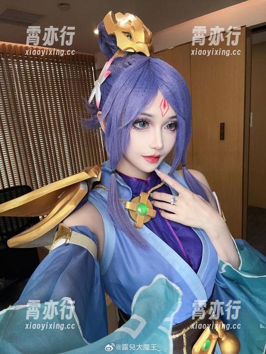 原图中的露儿大魔王，穿着礼服犹如刚从逗比王国回来的公主。