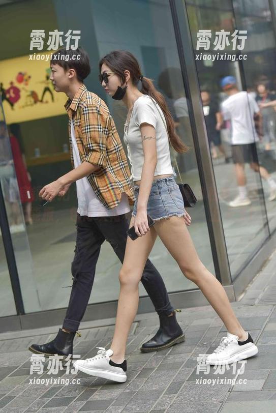 魔镜街拍-婷婷 魔镜街拍 - 有没有搞错?婷婷的私房原图太能撩,包臀灰裙和薄丝又双叒叒上天了!