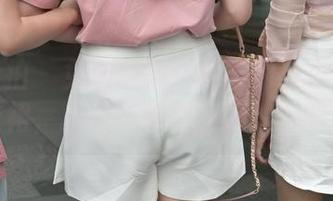 魔镜街拍 - 免费图集：婷婷的白色吊带连衣裙，就是在给黑丝腿加分吗？